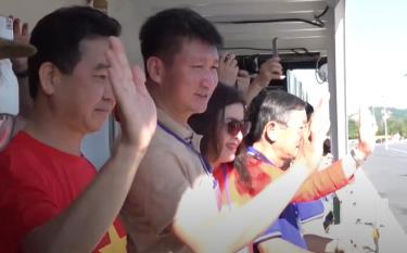 Đồng chí Trần Huy Tuấn - Phó Bí thư Tỉnh ủy, Chủ tịch UBND tỉnh Yên Bái (thứ 2, trái sang) cùng đoàn công tác số 12 rời cầu cảng Quốc tế Cam Ranh tới thăm quần đảo Trường Sa và nhà giàn DK1.